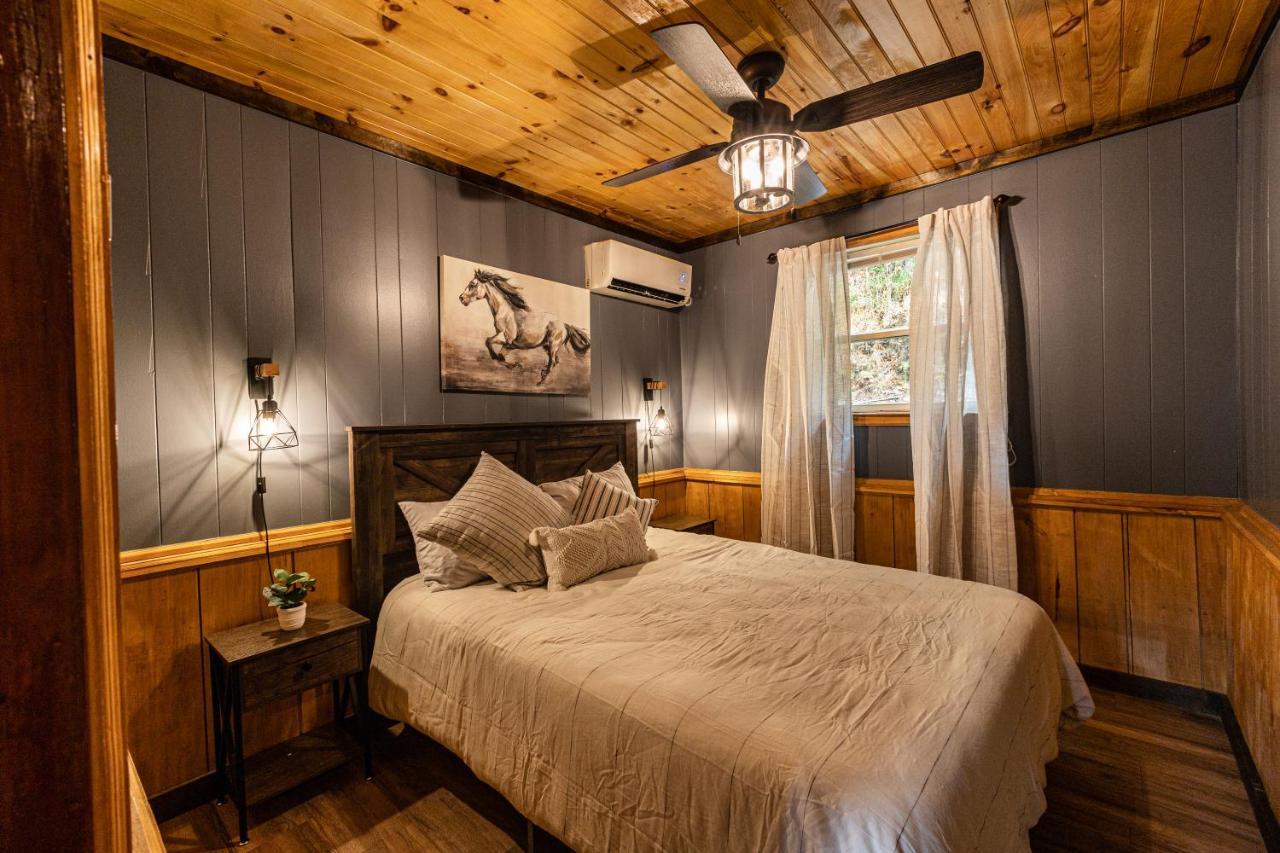 Fun Cabin With Hot Tub, Pool Table & Fire Pit - Big Blue Bryson City Esterno foto