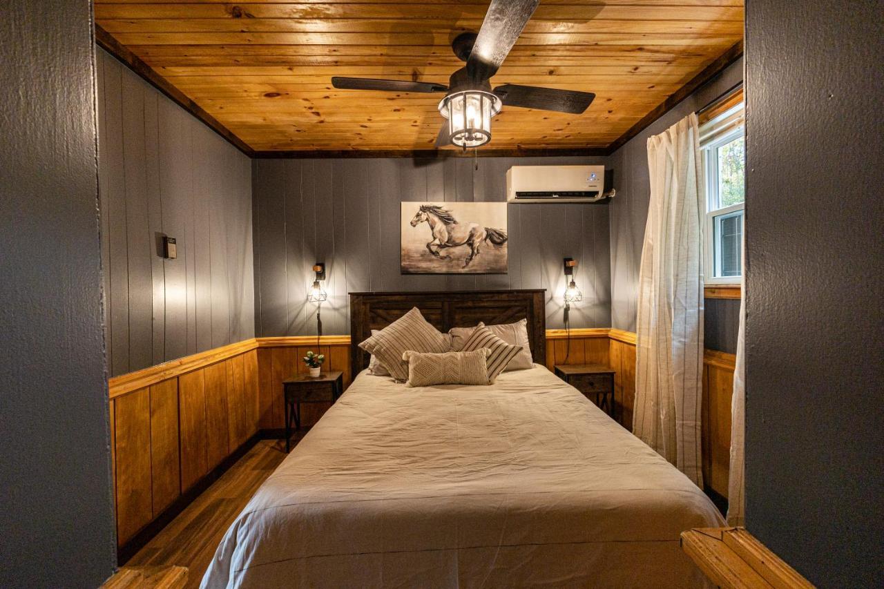 Fun Cabin With Hot Tub, Pool Table & Fire Pit - Big Blue Bryson City Esterno foto