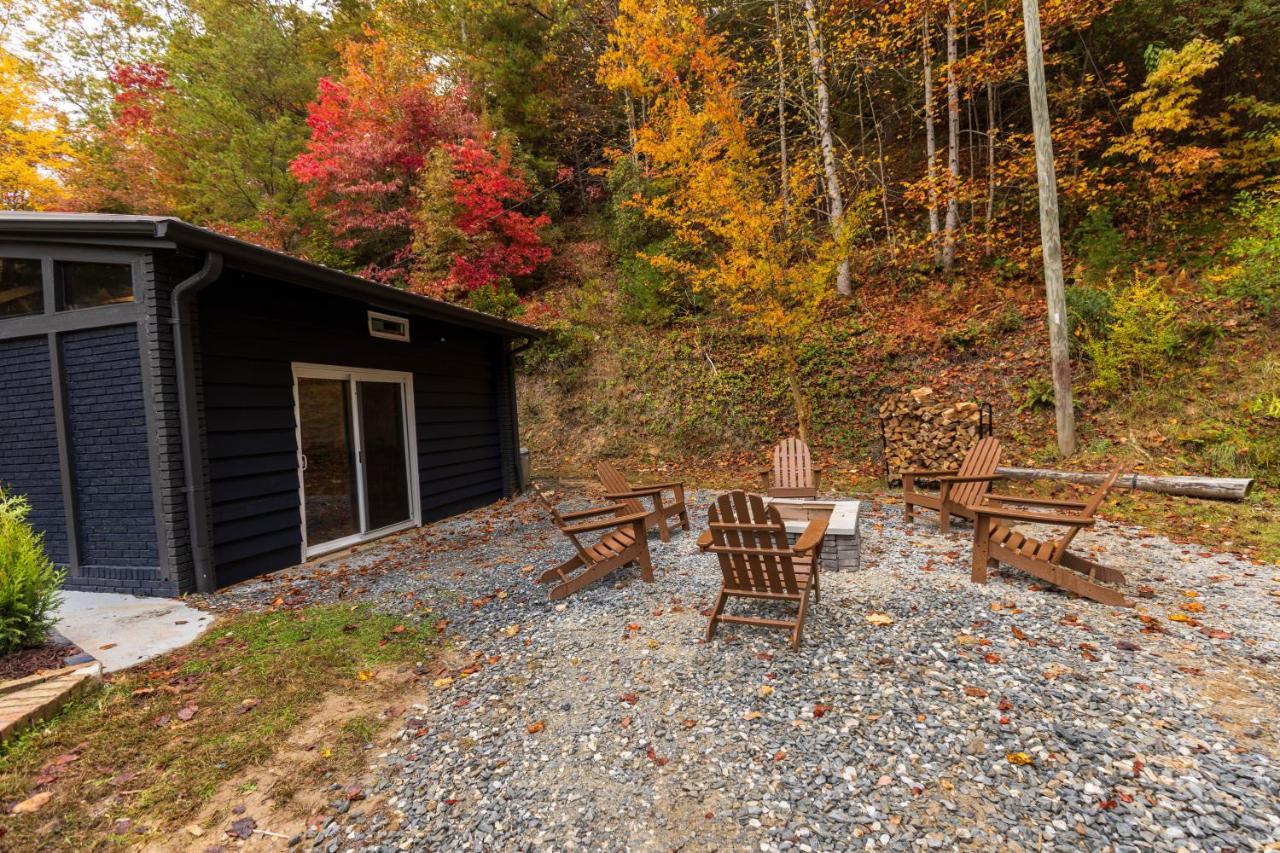 Fun Cabin With Hot Tub, Pool Table & Fire Pit - Big Blue Bryson City Esterno foto