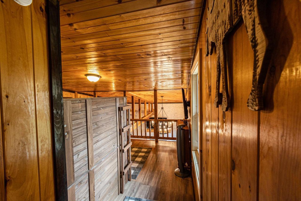 Fun Cabin With Hot Tub, Pool Table & Fire Pit - Big Blue Bryson City Esterno foto