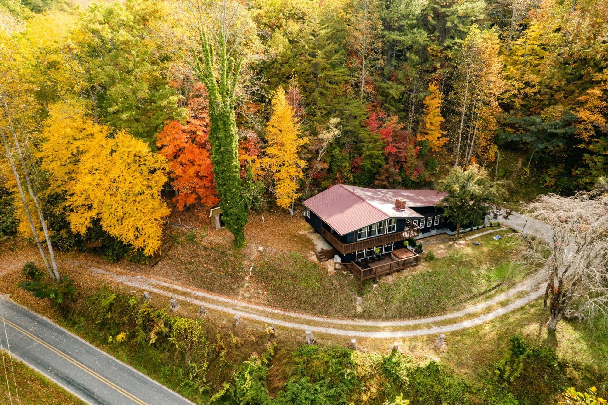 Fun Cabin With Hot Tub, Pool Table & Fire Pit - Big Blue Bryson City Esterno foto